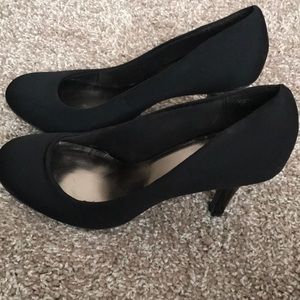 Nine West black round toed pumps